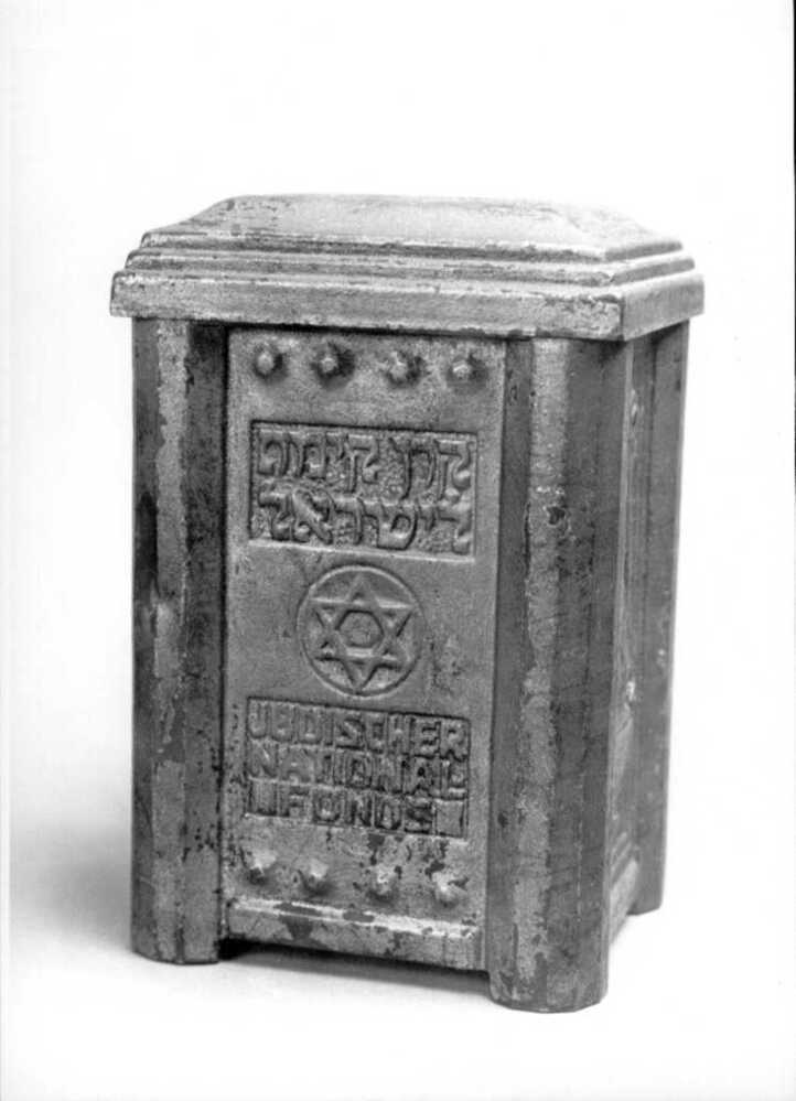 00000384.jpg; 89/249; Sammeldose des Jüdischen Nationalfonds; Sammeldose